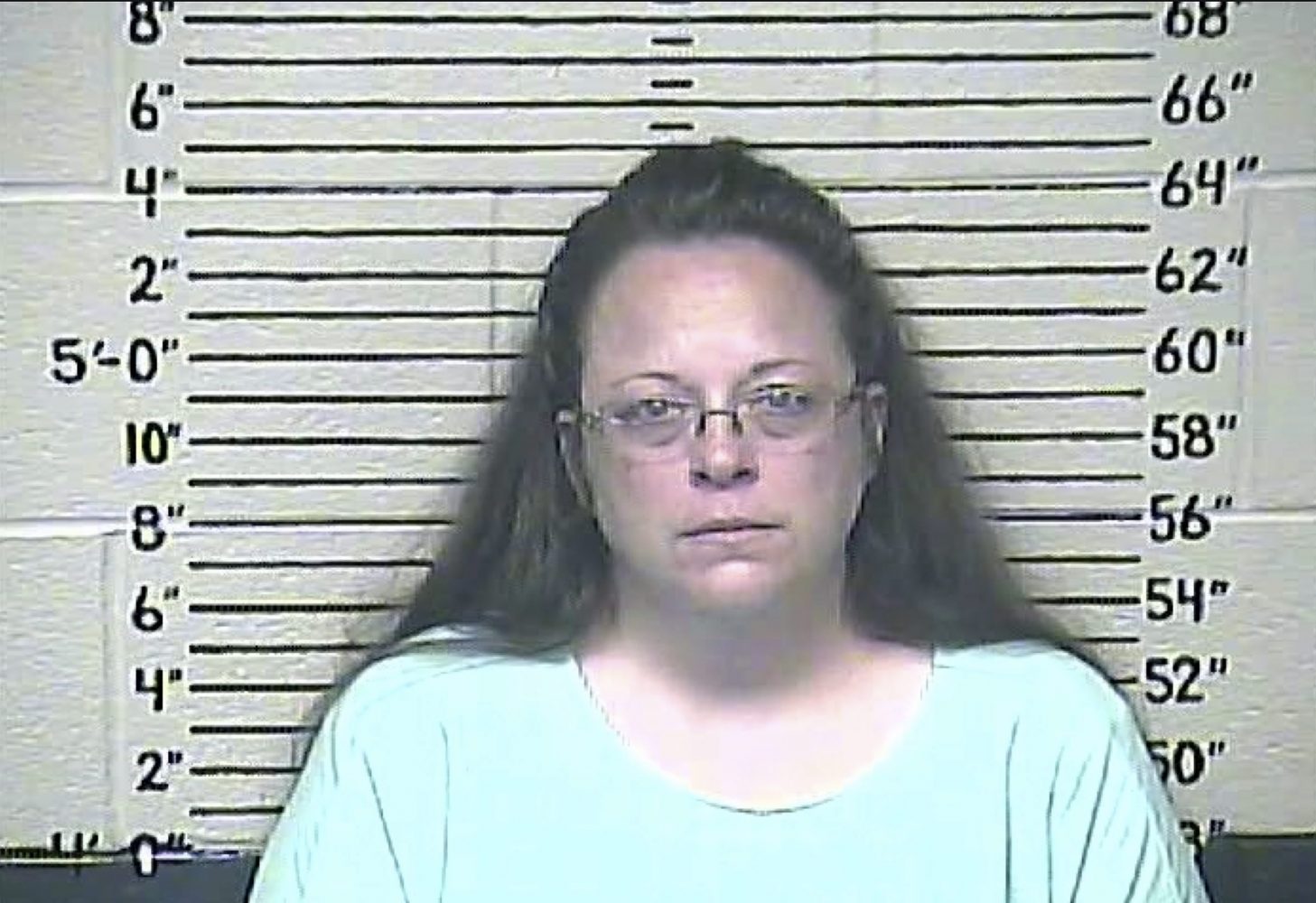 epa04911995 A Carter County Detention Center handout image released 03 September 2015 shows Rowan County Kentucky Clerk Kim Davis in a booking photo after being put in jail for contempt of court for refusing several court orders to start issuing marriage licenses in Rowan County, Kentucky, USA, 03 September 2015. The US Supreme Court ruled in June 2015 that gay couples had a constitutional right in the US to get married.  EPA/CARTER COUNTY DETENTION CENTER /  HANDOUT EDITORIAL USE ONLY/NO SALES ORG XMIT: MCX01