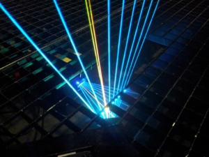 An array of lasers on a much smaller scale to the proposed Starshot one. (via Wikimedia/Frank Morisseau)