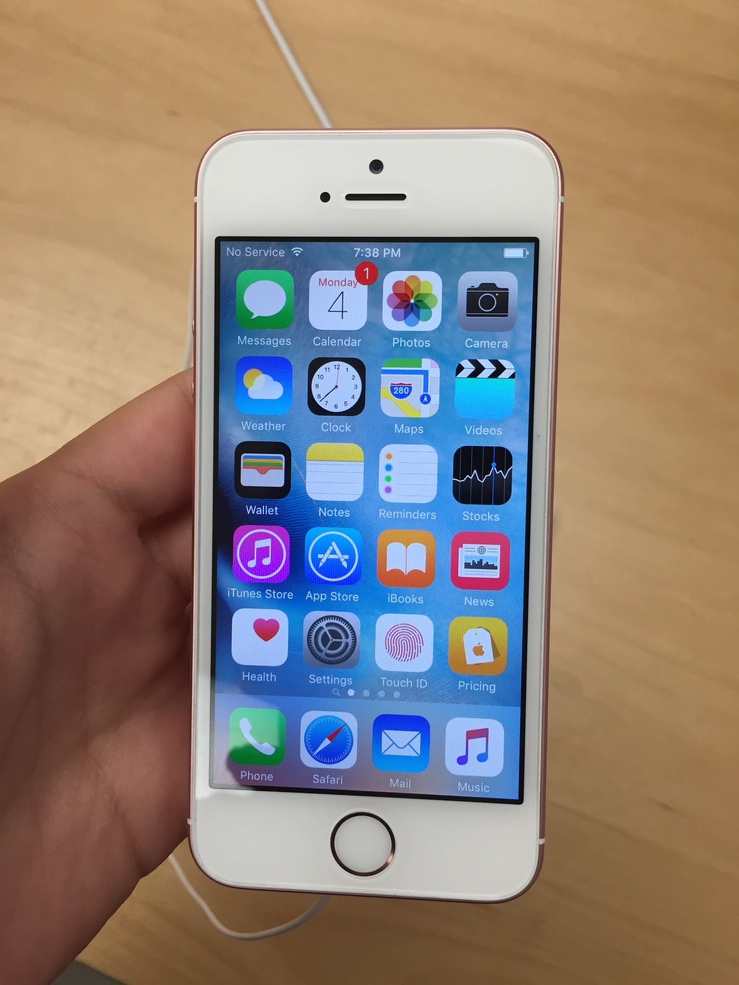 The rose gold iPhone SE at the local Apple Store. (via Ana Simon/sophomore)