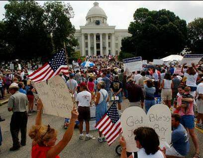 A 2003 rally in front of the Alabama state judicial building in support of Roy Moore (Kelly McGinley via Wikimedia)